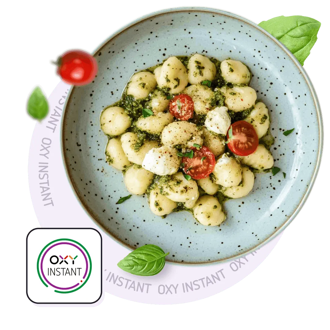 Talerz z kolorowym daniem i logo diety Instant OXY — szybkie posiłki do 30 minut